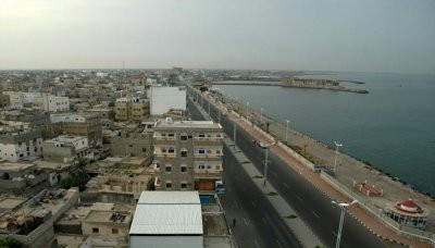 بدء سفلتة طريق مفرق الصليف - القرار بمحافظة الحديدة