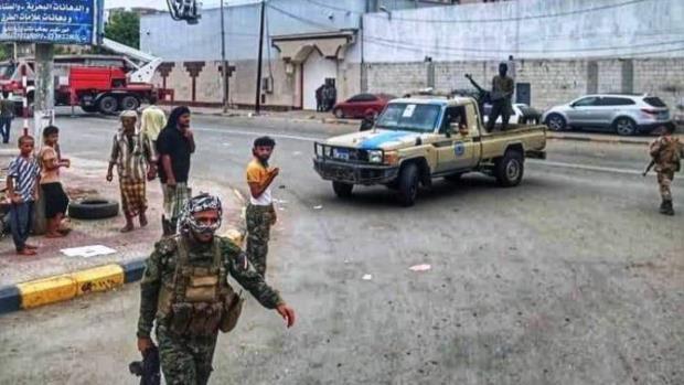 جرحى المرتزقة بتعز ينددون بعدم صرف رواتبهم وطلاب جامعة حضرموت يشكون زيادة الرسوم