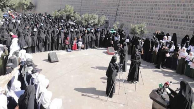 وقفة احتجاجية لحرائر العاصمة صنعاء تنديدا بجريمة الحي الليبي