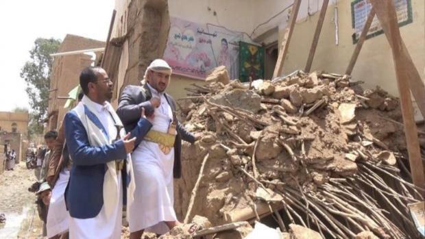 المحافظ عوض يتفقد آثار السيول في مدينة صعدة التاريخية
