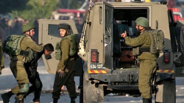 قوات العدو تعتقل 13 فلسطينيا وتعتدي على أسيرة محررة
