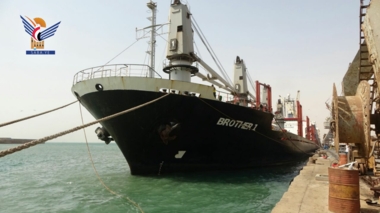 رسو سفينتي بضائع وحديد على أرصفة ميناء الحديدة
