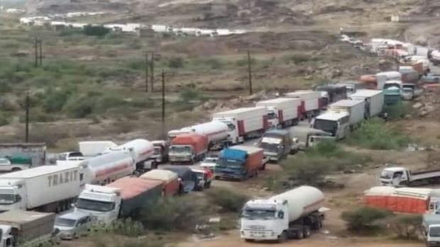 مرتزقة العدوان يقطعون الطريق أمام المسافرين في مأرب