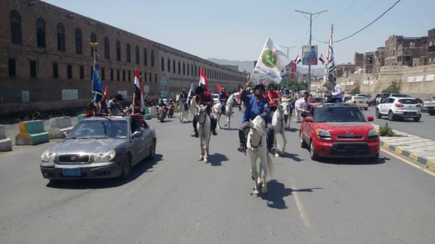 عانق فرسان كلية الشرطة بشموخهم وكبريائهم وهم يمتطون جيادهم الأصيله رايات واعلام الجمهورية اليمنيه التي شقت عنان السماء