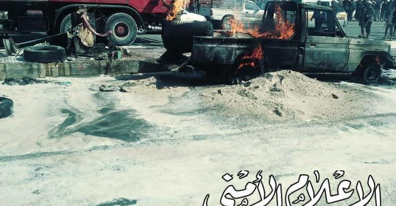 الدفاع المدني يخمد حريقا هائلا نشب في إحدى سيارات بيع النفط المهرب بالعاصمة صنعاء