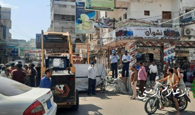 شرطة المرور تنفذ حملة ازالة مسببات الازدحام والحوادث المرورية بالحديدة