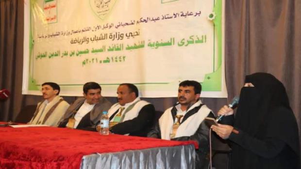 دشنت مصلحة الجمارك بالتعاون مع المركز الوطني لنقل الدم وأبحاثه، اليوم السبت، حملة تبرع بالدم لجرحى الجيش واللجان الشعبية.
وأكد رئيس مصلحة الجمارك يوسف زبارة أهمية التبرع من قبل منتسبي مصلحة الجمارك للجرحى كأقل ما يمكن تقديمه للأبطال الذين بذلوا أرواحهم رخيصة في الدفاع عن الوطن.

وأشاد بتفاعل موظفي المصلحة وتجاوبهم مع حملة التبرع بالدم لصالح الجرحى، داعياً إلى تبني حملات تبرع بالدم للجرحى، لتغطية احتياجات المستشفيات من فصائل الدم المختلفة.

فيما اعتبر مدير العلاقات والتعاون الدولي بالمصلحة عصام الكبسي حملة التبرع بالدم من قبل موظفي المصلحة واجب وطني وأخلاقي للوقوف إلى جانب الجرحى الذين هم بأمس الحاجة للدم لتعويضهم ما فقدوه من دمائهم جراء جروحهم التي أصيبوا بها في مواجهة العدوان.

وأشار إلى أن حملة التبرع بالدعم سبقتها حملة توعوية لحث موظفي المصلحة على الوقوف إلى جانب الجرحى بالتبرع لهم بالدم.

بدورهم أكد عدد من موظفي مصلحة الجمارك أثناء تبرعهم بالدم، دعمهم للجرحى بالدم كتعبير عن وقوفهم إلى جانب أبطال الجيش واللجان الشعبية في مواجهة الغزاة والمحتلين.

وأشاروا إلى استمرار الشعب اليمني في الصمود والثبات وتقديم الغالي والنفيس حتى تحقيق النصر المؤزر.