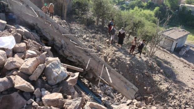طيران العدو السعودي يستهدف منزل القاضي السامعي والمجمع الحكومي بسامع ومنازل ومنشآت خدمية في تعز