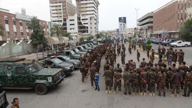 محافظ الحديدة ووكيل أول المحافظة يزوران المرابطين في إدارة أمن المحافظة بمناسبة عيد الفطر المبارك 
