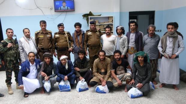 توزيع ملابس وهدايا عيدية لنزلاء مركز توقيف المباحث الجنائية بإب