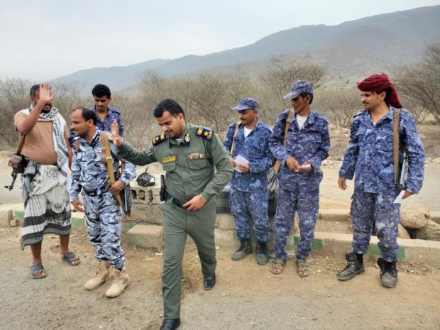 قيادات بشرطة محافظة المحويت تنفذ زيارات عيدية تفقدية للمرابطين في شرطة المديريات