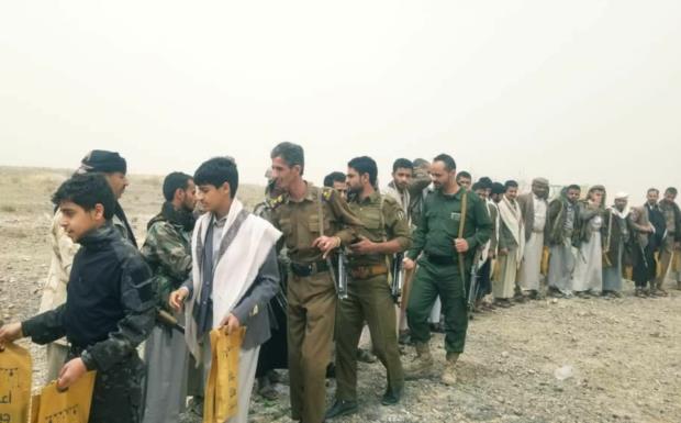 إب.. زيارات عيدية لقيادات أمنية ومحلية للمرابطين في الجبهات والنقاط المرورية والأمنية