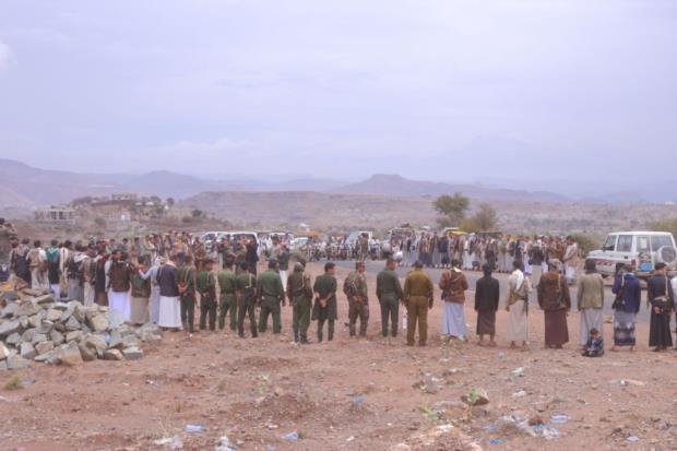 مدير أمن ذمار يتفقّد المرابطين في جبهات تعز ويهنئهم بعيد الفطر