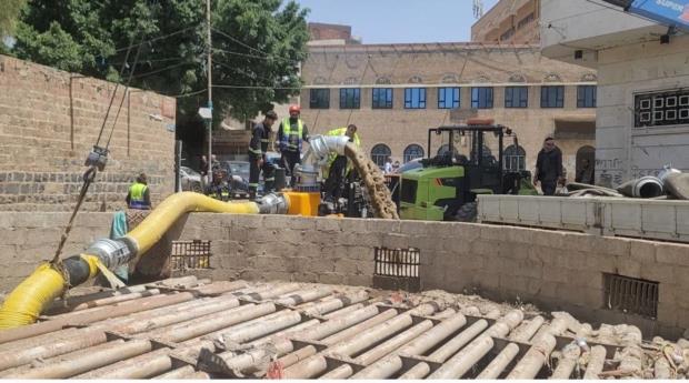 مصلحة الدفاع المدني تنفذ تدخلات ميدانية عاجلة لمعالجة تجمعات مياه الأمطار في ميدان التحرير وانتشال سيارة من حوض الرئاسة
