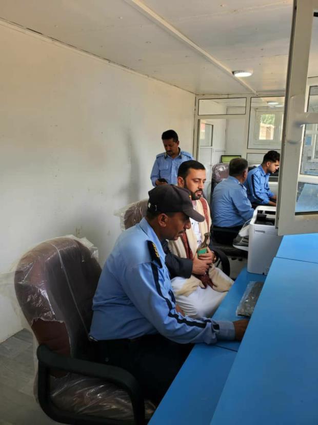 مدير أمن محافظة صنعاء يتفقد سير العمل في فروع المرور ومراكز الإصدار الآلي