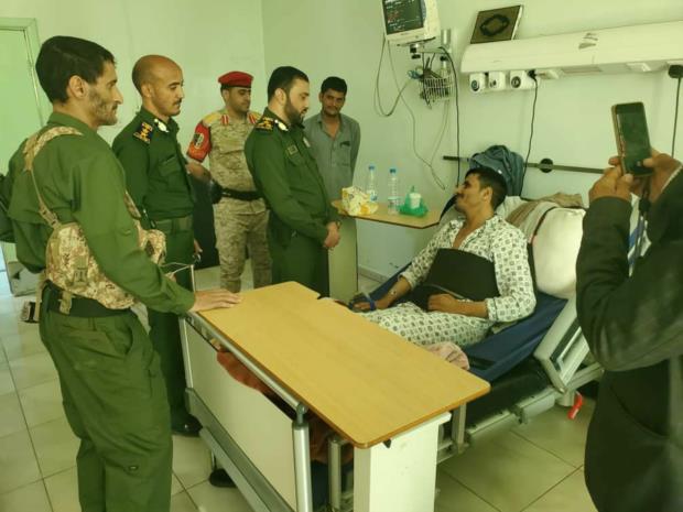 مدير أمن محافظة صنعاء يطمئن على صحة عدد من منتسبي الأمن الذين يتلقون العلاج في أحد المستشفيات