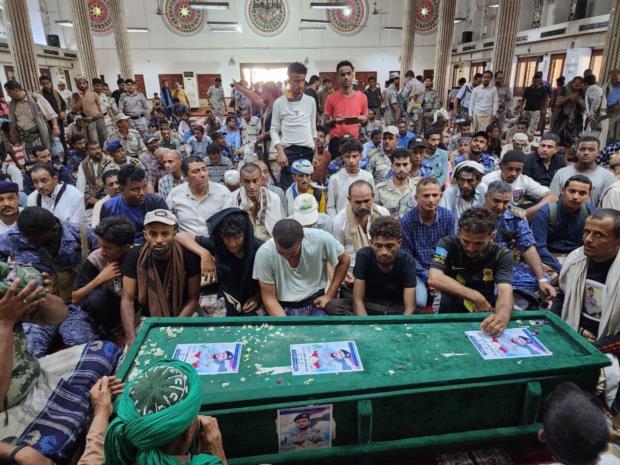 تشييع جثمان الشهيد الملازم أول جلال المحويتي بالحديدة
