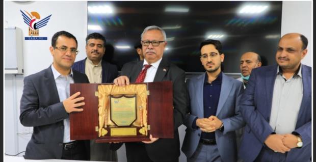 الدكتور بن حبتور يكرم قيادتي المستشفى العسكري والمركز العسكري للقلب بصنعاء